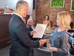Burmistrz Robert Czapla rozdał nagrody z okazji Dnia Edukacji Narodowej